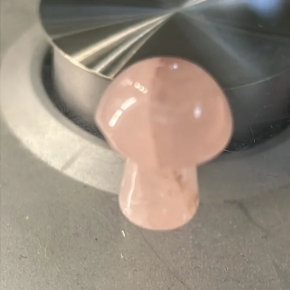 Rose quartz mushroom - Picture 3 of 4
